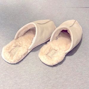 UGG Size 8 Tan Plush Slippers